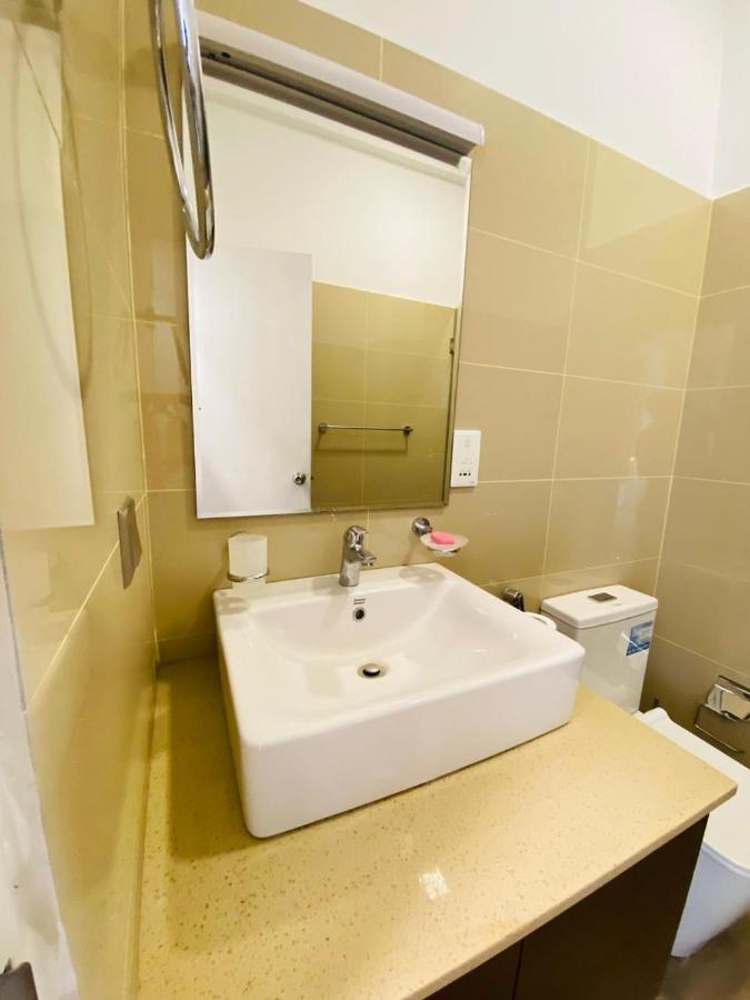 Ocean Breeze - Udaya Luxury Apartments Негомбо Екстериор снимка