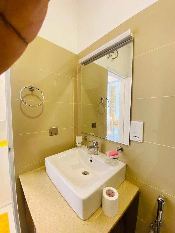 Ocean Breeze - Udaya Luxury Apartments Негомбо Екстериор снимка